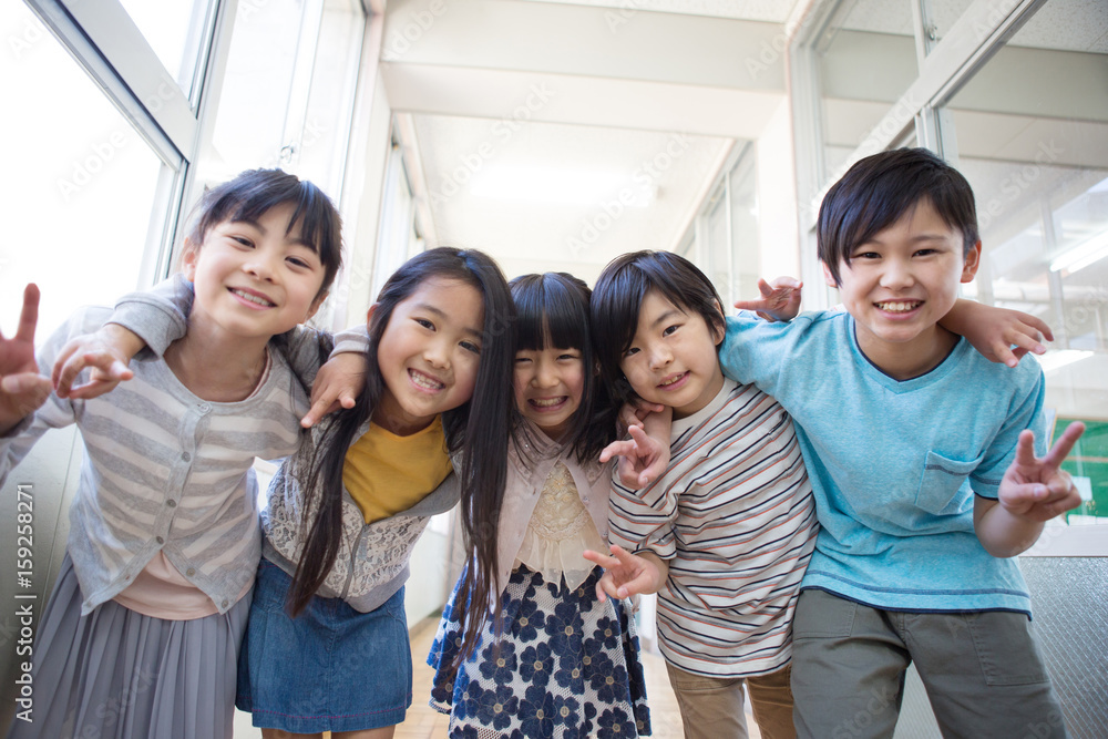 廊下で肩を組む小学生