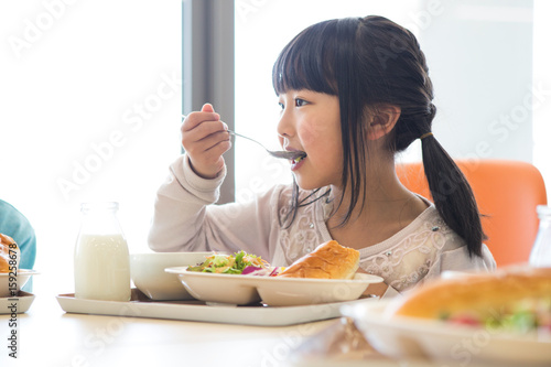 Fotografía 給食を食べる小学生