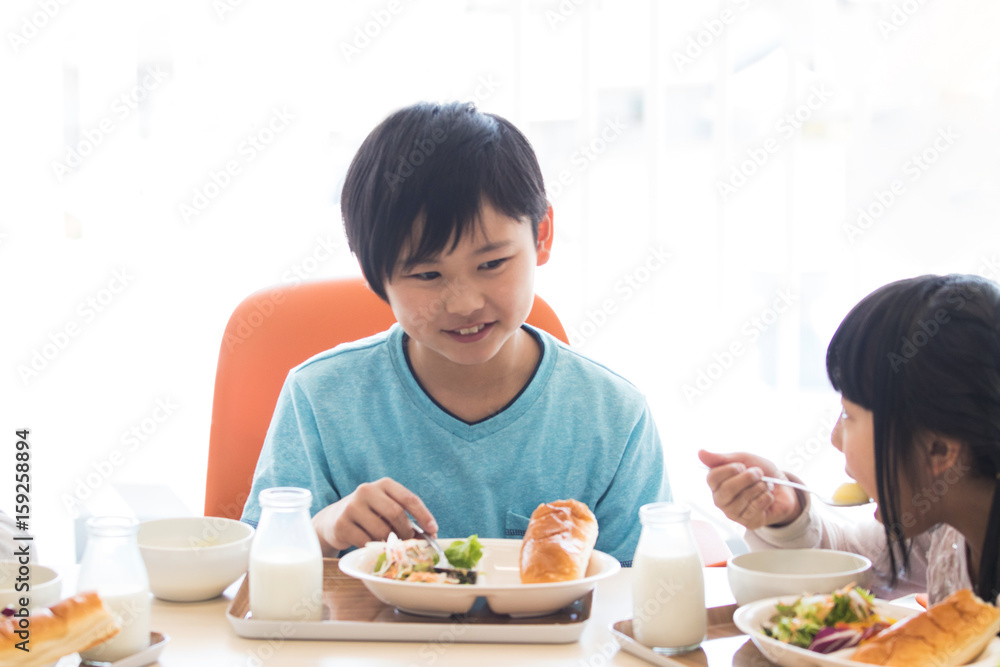 給食を食べる小学生