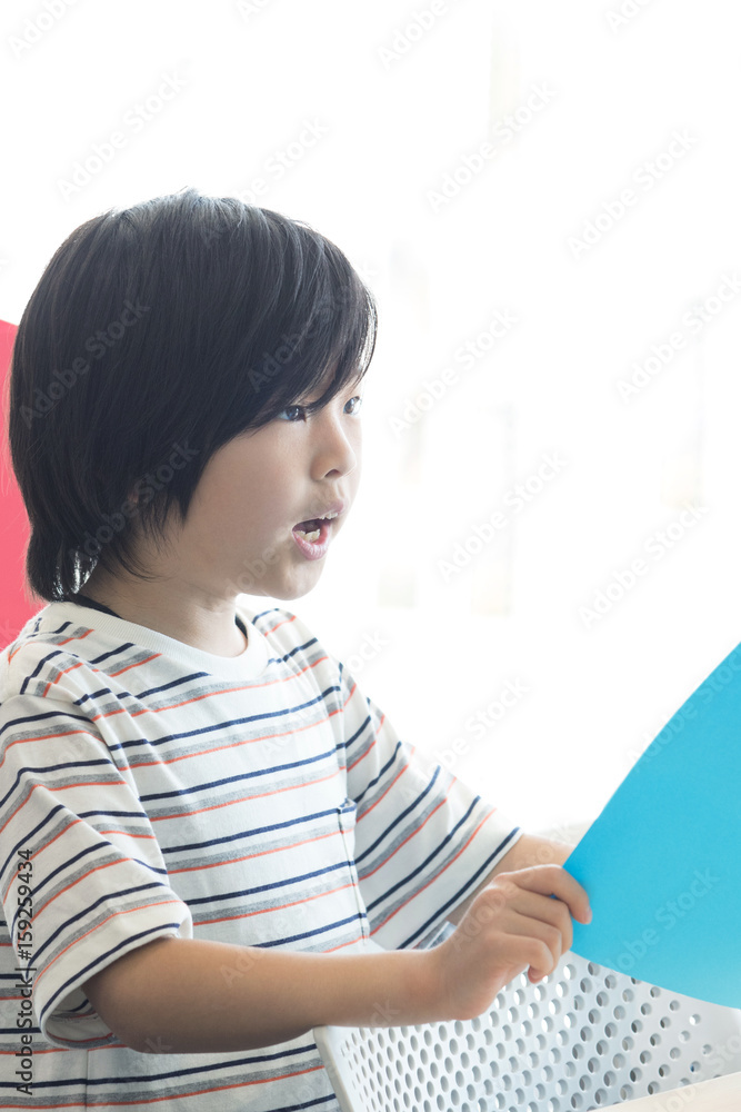 音楽室の授業を受ける小学生 音楽室の授業を受ける小学生