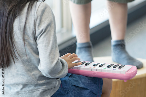 音楽室の授業を受ける小学生