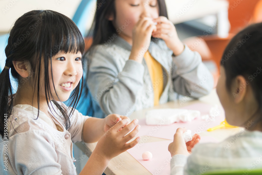 図画工作をする小学生 図画工作をする小学生