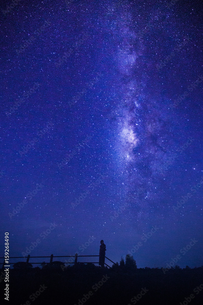Fototapeta premium kobiety stoją pod drogą mleczną oglądać nocne niebo