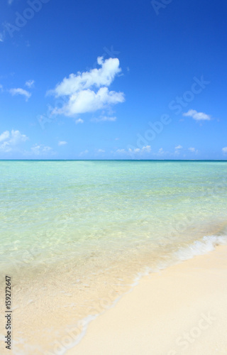 タヒチの南国リゾート青いビーチで水平線を見てリラックス！ Relax with horizon in resort beach in Tahiti