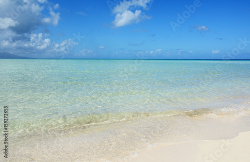 タヒチの南国リゾート青いビーチで水平線を見てリラックス！ Relax with horizon in resort beach in Tahiti