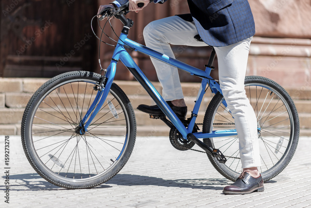 Naklejka premium Stylish male person riding bike