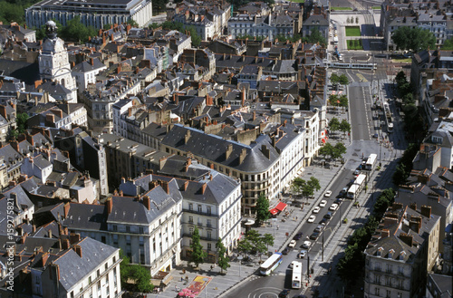 Vue aérienne de Nantes (44) avec tramways et quartier médiéval