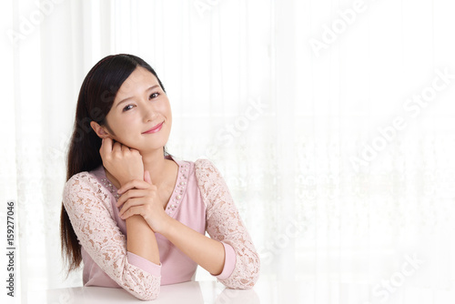 微笑む女性 Free Download 微笑む女性 - GFXLoad