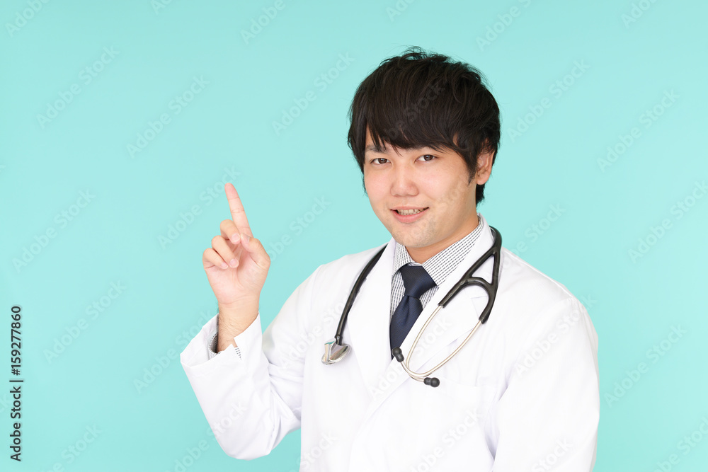 指示する笑顔の医師