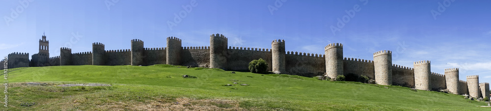 Panorámica de la Muralla medieval de la ciudad de Ávila, España Panorámica de la Muralla medieval de la ciudad de Ávila, España