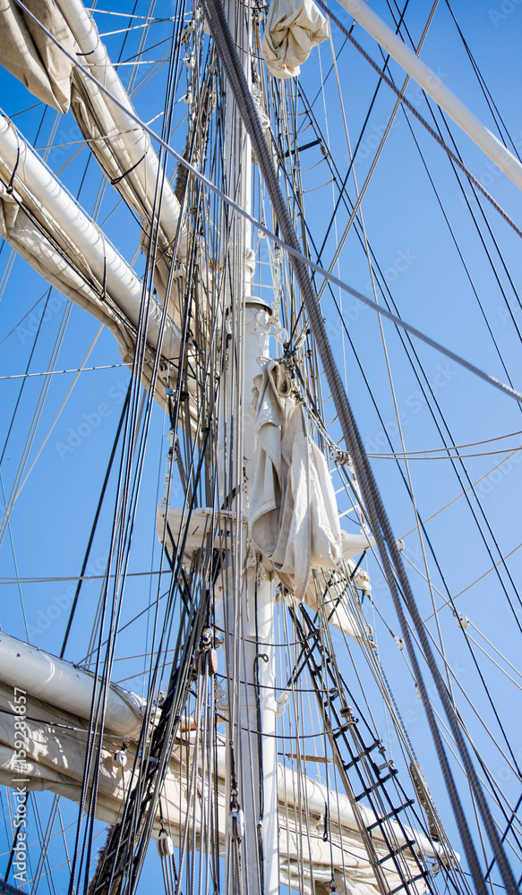 Obraz premium Cordage sur le mât principal du belem