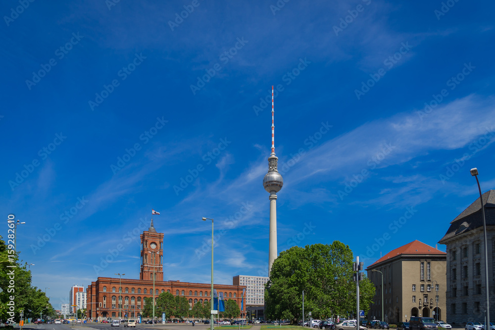 Naklejka premium Berliner Rathaus mit Fernsehturm an einem sonnigen Tag.