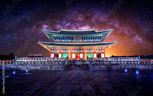 Canvas Print Gyeongbokgung palace and Milky Way in Seoul, South Korea.