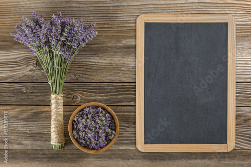 Fototapeta Naklejka Na Ścianę i Meble -  Mazzo di lavanda con lavagna e ciotola