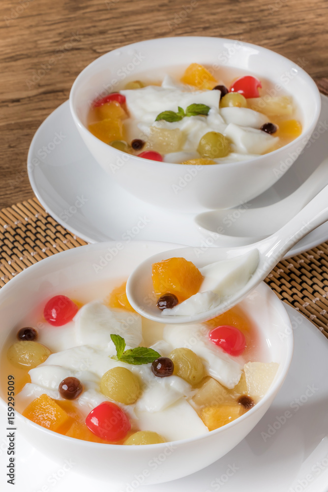 杏仁豆腐とタピオカ Chinese Sweets Almond Jelly And Tapioca Stock Photo Adobe Stock