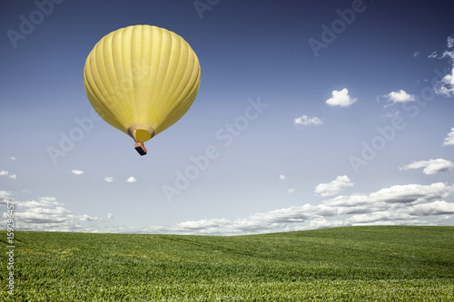 Heißluftballon über Kornfeld