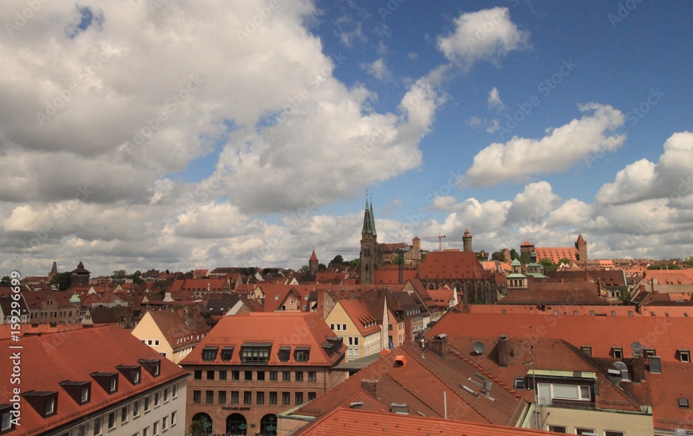 Nürnberger Burgpanorama: Blick über die Lorenzer Altstadt auf Sebalduskirche und Burg
