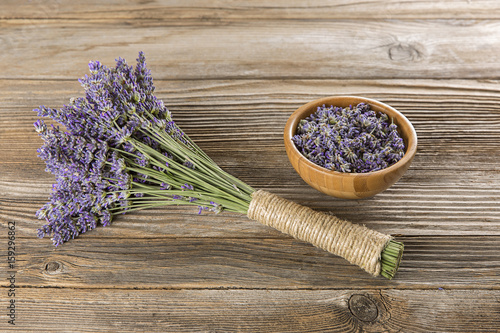 Fototapeta Naklejka Na Ścianę i Meble -  Mazzo di lavanda e ciotola