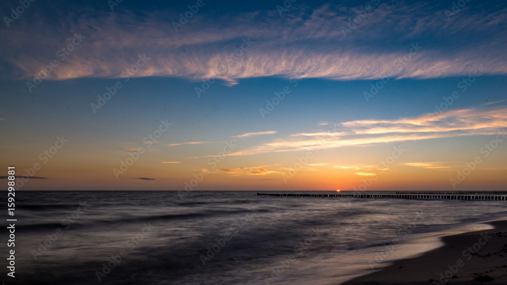Beginn Sonnenaufgang am Strand über dem Meer