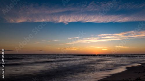 Beginn Sonnenaufgang am Strand über dem Meer © Christian