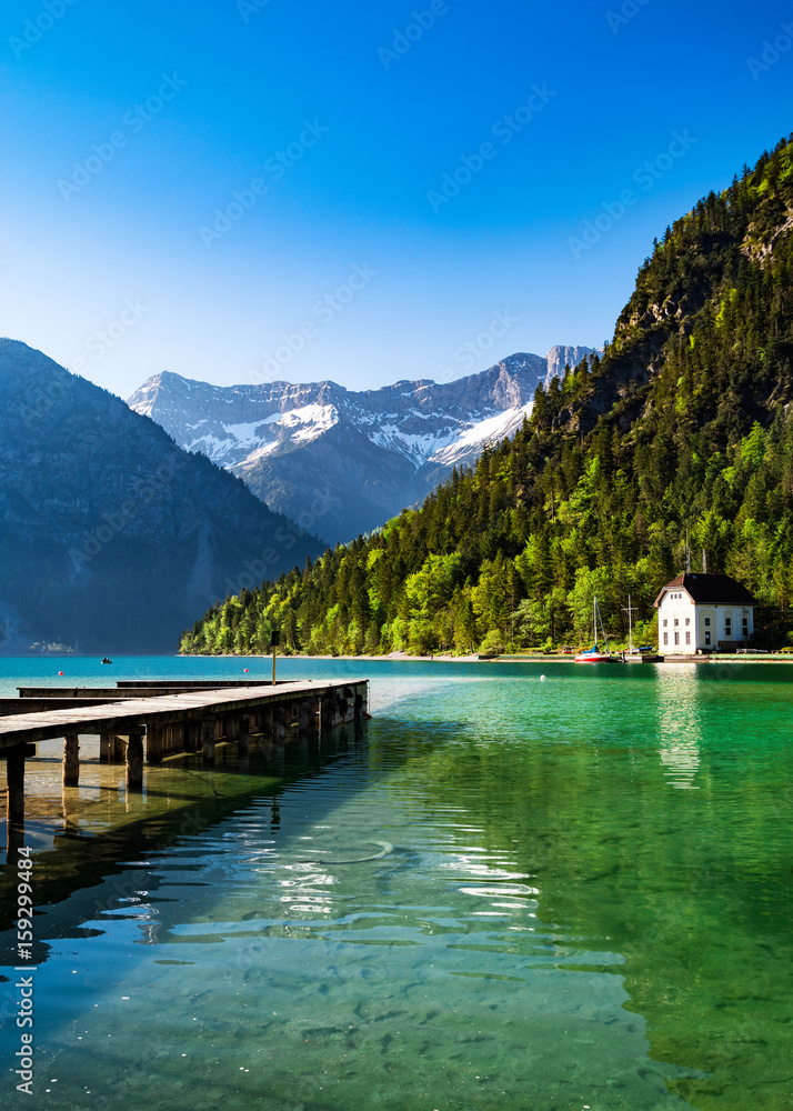 Fototapeta premium idyllischer See mit den Alpen im Hintergrund