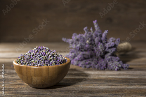 Fototapeta Naklejka Na Ścianę i Meble -  Ciotola semi di lavanda con mazzo