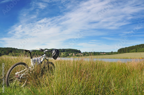VTT  dans les hautes herbes au bord d'un lac