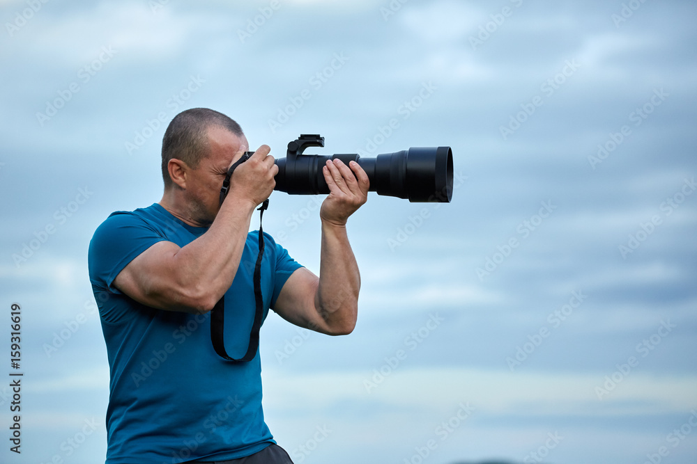 Obraz premium Wildlife photographer with camera