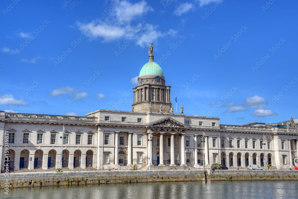 Obraz premium The Custom House across the River Liffey in Dublin, Ireland.