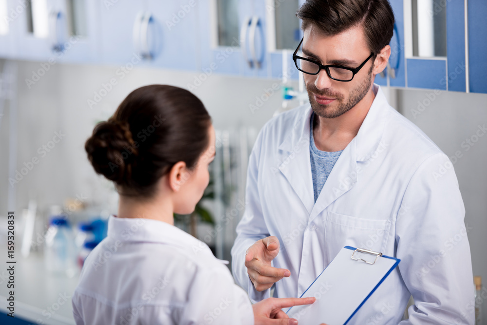 Obraz premium Scientists at chemical laboratory during work