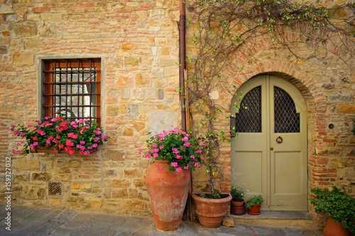 Facciata esterna di caratteristica abitazione toscana nel borgo medievale di San Donato in Poggio in provincia di Firenze, Italia 