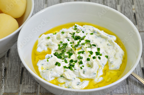 Pellkartoffeln mit Quark und Leinöl / zwei Schüsseln mit Pellkartoffeln, Quark und Leinöl, Makro, Nahaufnahme, Format füllend