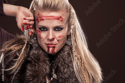Schilderij op canvas Portrait of viking woman in a traditional warrior clothes.