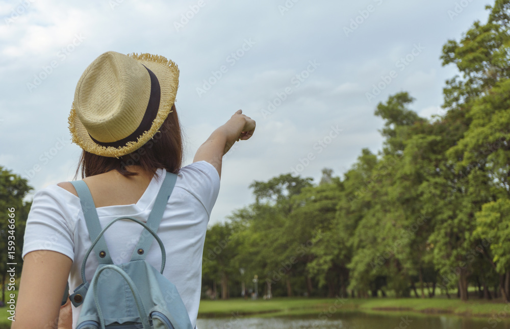 Fototapeta premium Asian girls traveling to nature