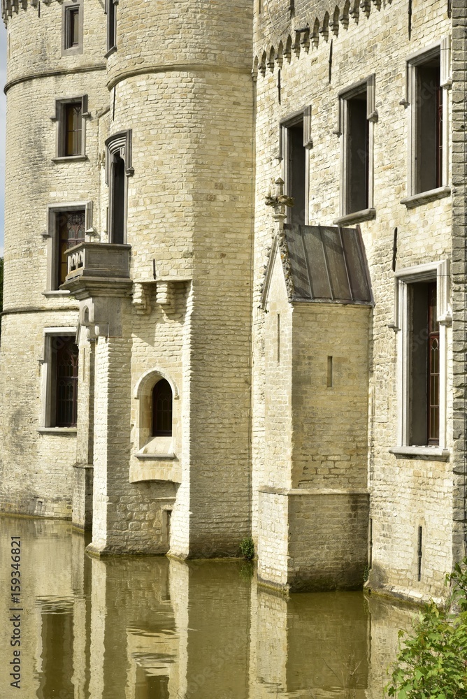 La muraille en pierres calcaires percés de fenêtres du château-fort de Bouchout au Jardin Botanique National de la Belgique à Meise