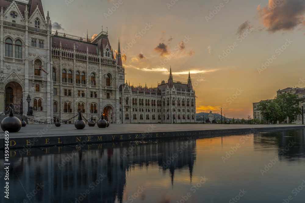 Parlamentsgebäude in Budapest bei Sonnenuntergang