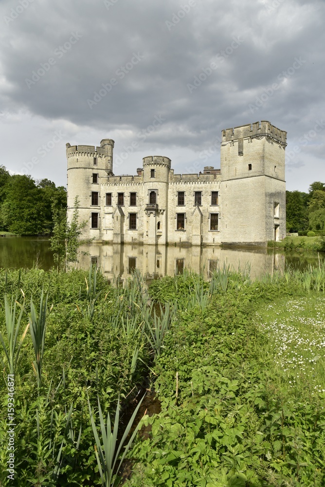 Le château-fort de Bouchout baignant dans l'étang principal au milieu de la nature luxuriante du Jardin Botanique National de Belgique à Meise