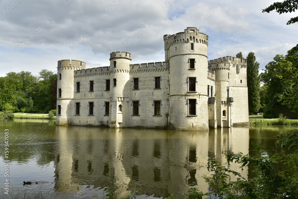 L'arrière du château-fort de Bouchout baignant dans l'étang principal du Jardin Botanique National  de Belgique à Meise