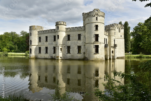 L'arrière du château-fort de Bouchout se reflétant à l'ombre dans l'étang principal du Jardin botanique National de Belgique à Meise