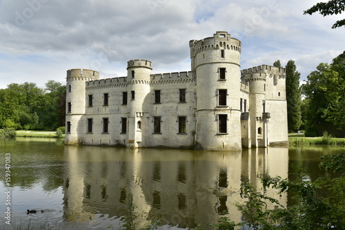 L'arrière du château-fort de Bouchout baignant dans l'étang principal du Jardin Botanique National de Belgique à Meise