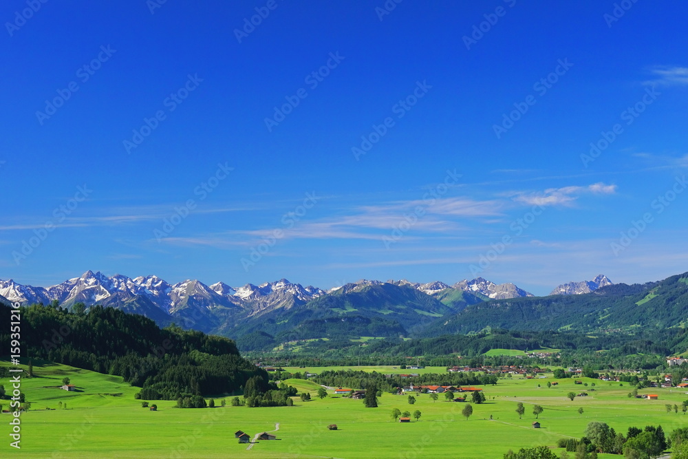 Landschaft mit Dorf und Häuser in den Alpen, Bayern