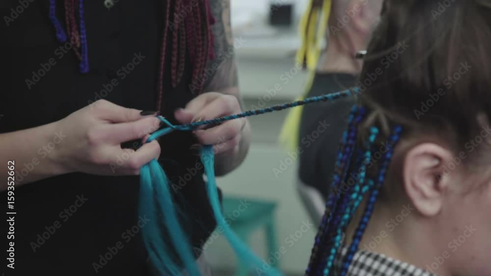 Vidéo Stock The process of weaving African braid with the use of ...