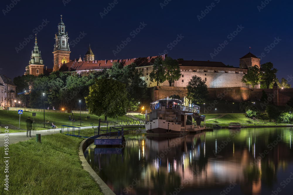 Obraz premium Royal castle of the Polish kings on the Wawel hill in Krakow