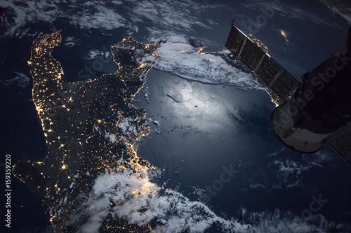 Fototapeta samoprzylepna Nocny widok Włoch z kosmosu,