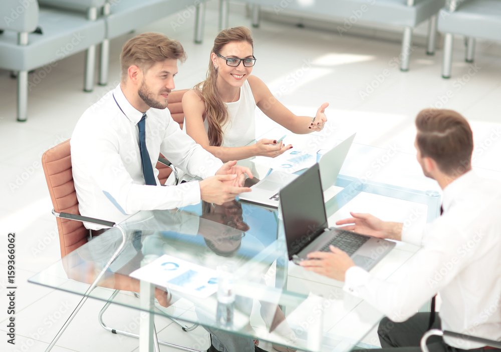 Obraz premium Working process. Business team discussing together business plan