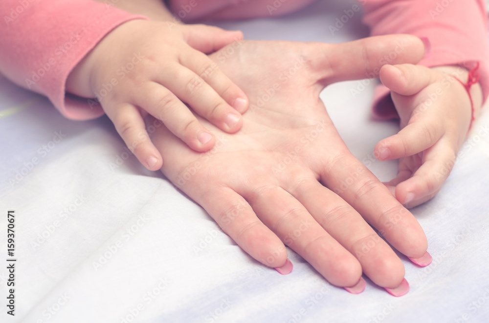 The hand of the child in the mother's hand The hand of the child in the mother's hand