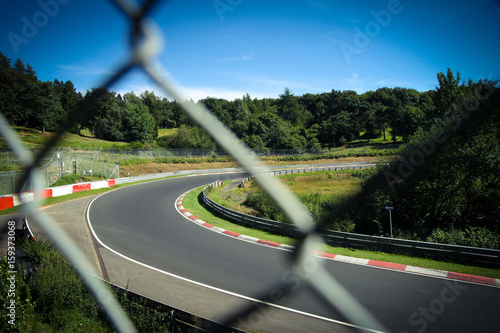 Nürburgring Rennstrecken-Kurve durch Zaun-Loch