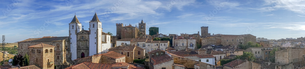 panorámica de la hermosa ciudad medieval de Cáceres en la comunidad de Extremadura, España