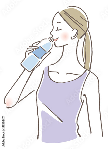 水を飲む女性