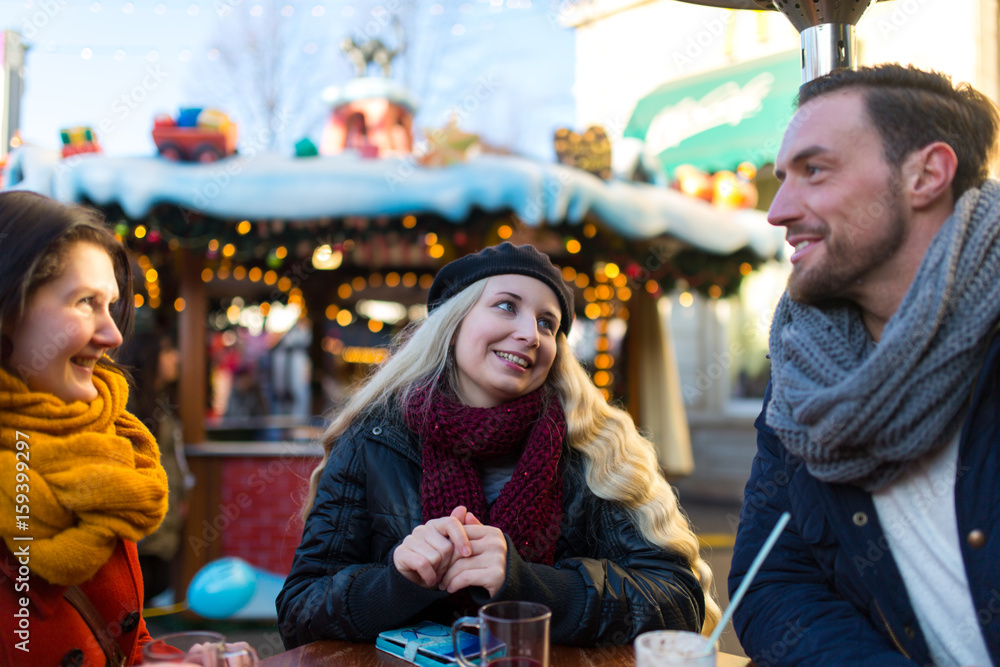 Freunde und Kollegen stoßen gemeinsam mit Glüghwein an